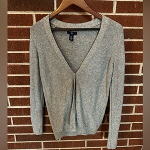 GAP Women's Light Gray V-Neck Sweater